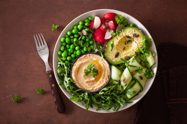 Tazón de almuerzo vegano saludable con humus de guisantes y pepino de rábano guisantes