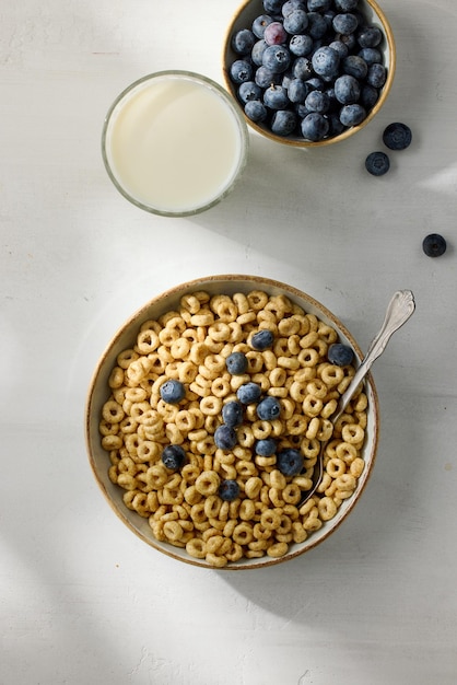 Tazón de anillos de miel de cereal de desayuno