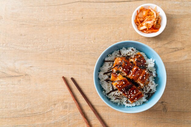 Tazón de arroz de anguila o tazón de arroz unagi al estilo de comida japonesa