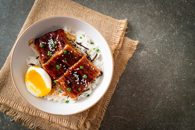 tazón de arroz de anguila o tazón de arroz unagi - estilo de comida japonesa