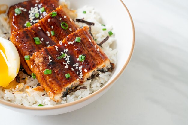 tazón de arroz de anguila o tazón de arroz unagi - estilo de comida japonesa