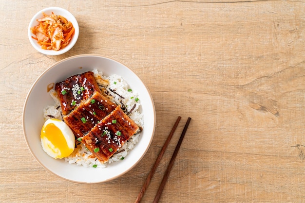 Tazón de arroz de anguila o tazón de arroz unagi