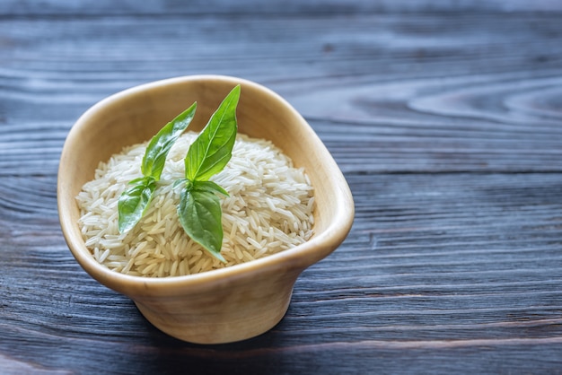 Tazón de arroz basmati crudo