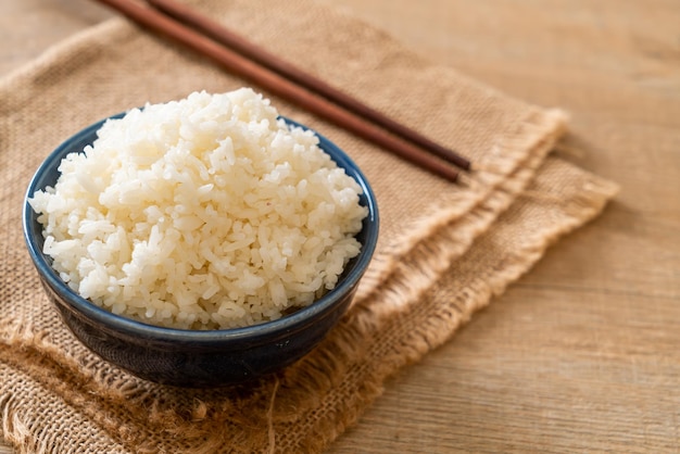 tazón de arroz blanco cocido