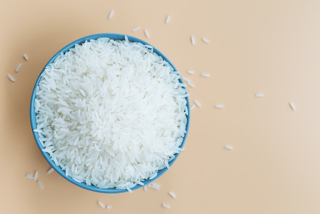 Tazón de arroz blanco jazmín sobre fondos amarillos