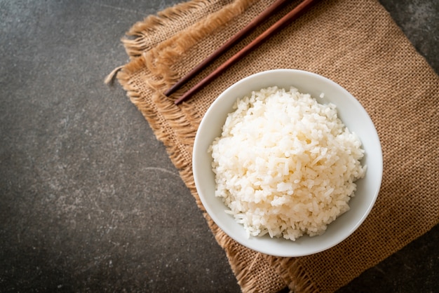 tazón de arroz blanco con jazmín tailandés cocido