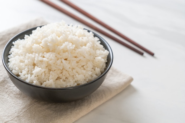 tazón de arroz blanco con jazmín tailandés cocido