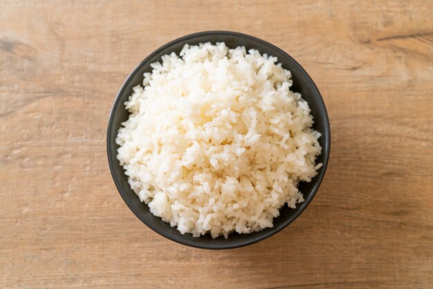 tazón de arroz blanco con jazmín tailandés cocido