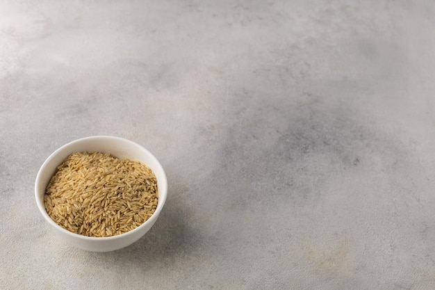 Tazón de arroz blanco seco de grano largo sobre un fondo claro