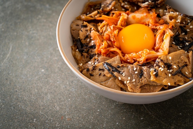 tazón de arroz bulgogi de cerdo con kimchi y huevo en escabeche coreano - estilo de comida coreana