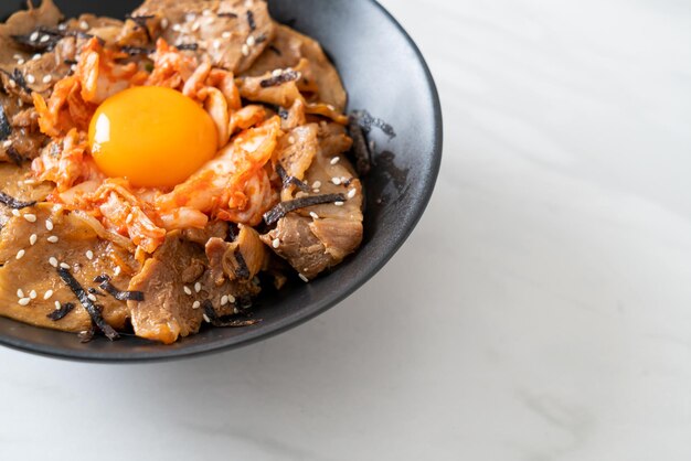 tazón de arroz bulgogi de cerdo con kimchi y huevo en escabeche coreano - estilo de comida coreana
