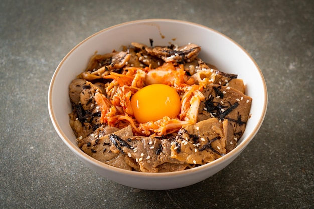 Tazón de arroz bulgogi de cerdo con kimchi y huevo en escabeche coreano