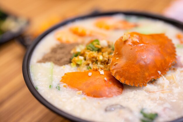 Un tazón de arroz de cangrejo de mariscos en un restaurante