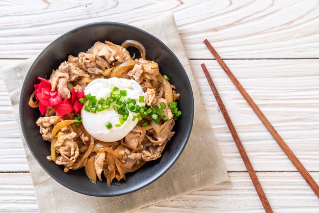 tazón de arroz de cerdo con huevo (Donburi) - estilo de comida japonesa