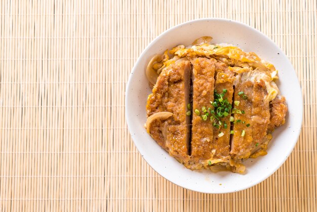 tazón de arroz de chuleta de cerdo frito (Katsudon)