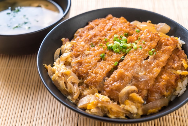 tazón de arroz frito con chuleta de cerdo (Katsudon)