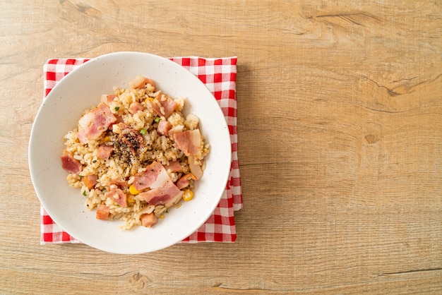 tazón de arroz frito con tocino, jamón y pimientos negros