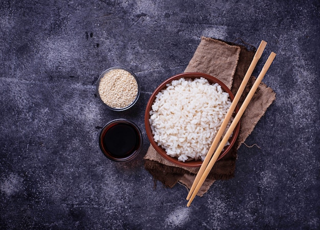 Tazón de arroz hervido y palillos