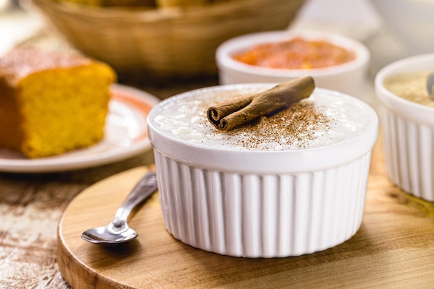 Tazón de arroz con leche en un entorno rural postre típico brasileño en el estado de Minas Gerais durante las fiestas de junio y julio