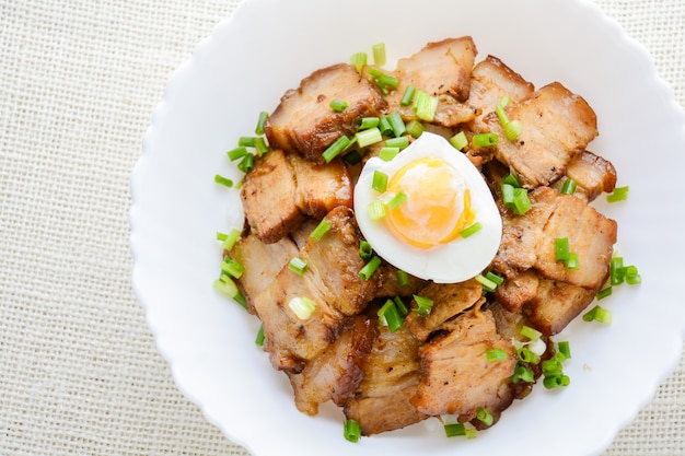 Tazón de arroz con panceta de cerdo estofado y huevo cocido