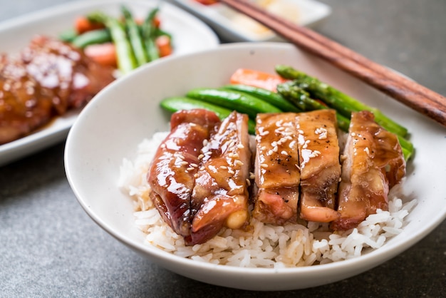 tazón de arroz de pollo teriyaki