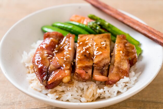 tazón de arroz de pollo teriyaki