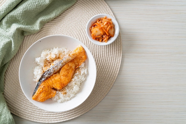 Tazón de Arroz con Salmón a la Parrilla con Salsa de Soya