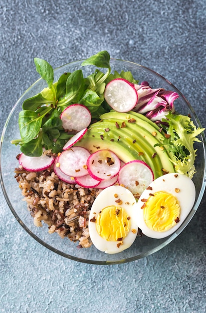 Tazón de arroz salvaje con aguacate, huevo y lechuga