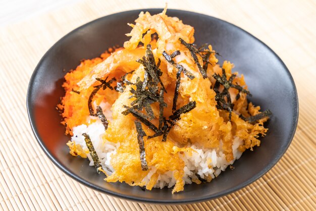 tazón de arroz tempura de gambas con huevo de camarón y algas