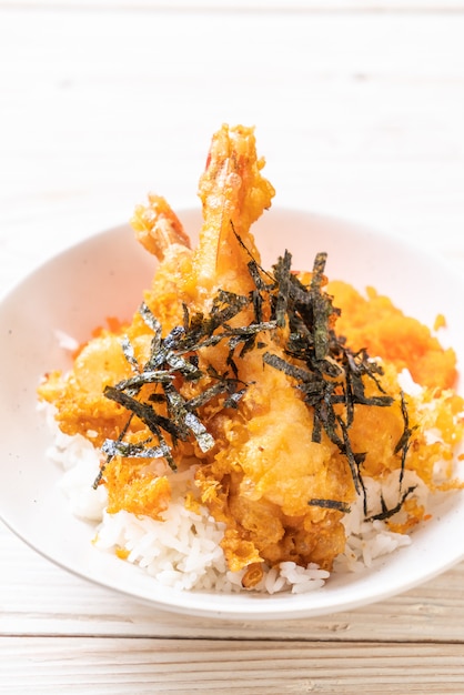 tazón de arroz tempura de gambas con huevo de camarón y algas