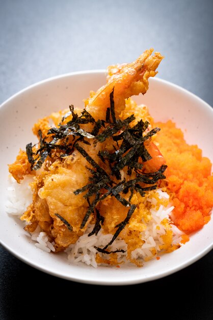 tazón de arroz tempura de gambas con huevo de camarón y algas