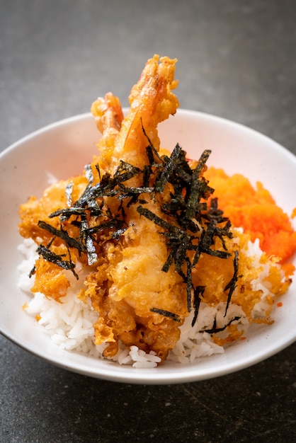 tazón de arroz tempura de gambas con huevo de camarón y algas