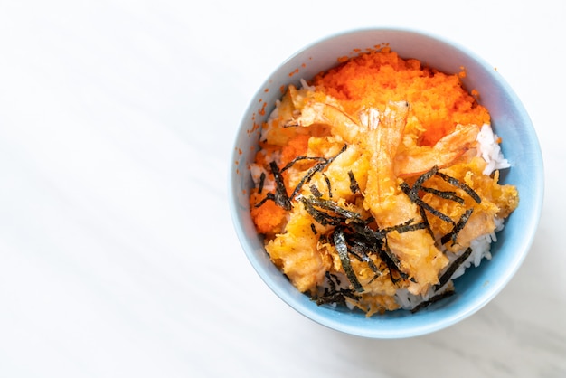 tazón de arroz tempura de gambas con huevo de camarón y algas