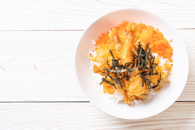 tazón de arroz tempura de gambas con huevo de camarón y algas