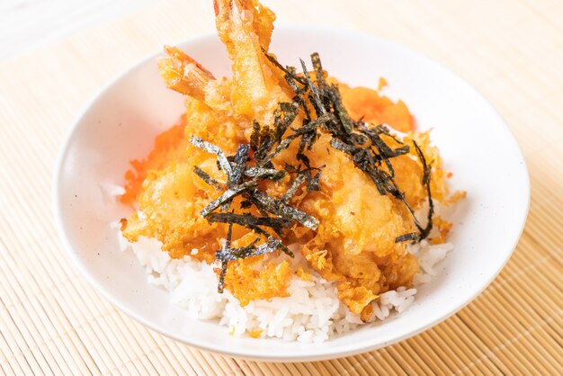 tazón de arroz tempura de gambas con huevo de camarón y algas