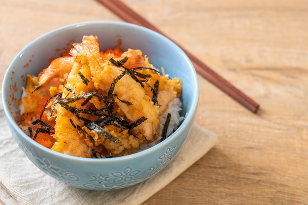 tazón de arroz tempura de gambas con huevo de camarón y algas