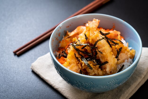 tazón de arroz tempura de gambas con huevo de camarón y algas