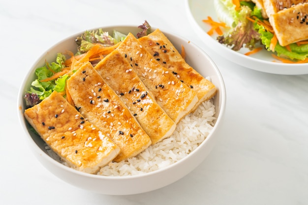 tazón de arroz con tofu teriyaki - estilo de comida vegana y vegetariana