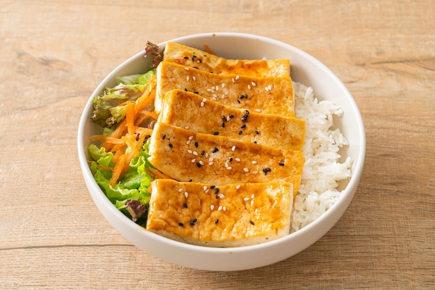 Tazón de arroz con tofu teriyaki - estilo de comida vegana y vegetariana
