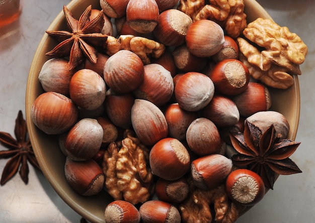 Un tazón de avellanas y nueces con anís.