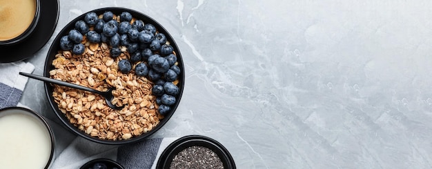 Tazón de avena con arándanos servido en una mesa de mármol claro con espacio para texto Diseño de pancarta