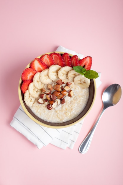 Tazón de avena con una banana.