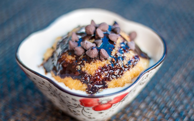 Un tazón de avena con chispas de chocolate cubierto con chispas de chocolate.