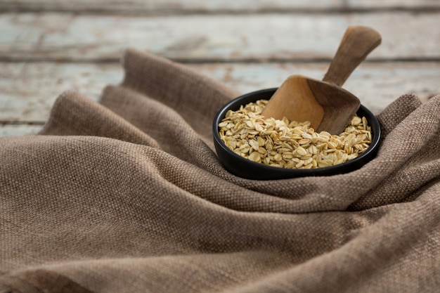 Tazón de avena con cuchara y servilleta