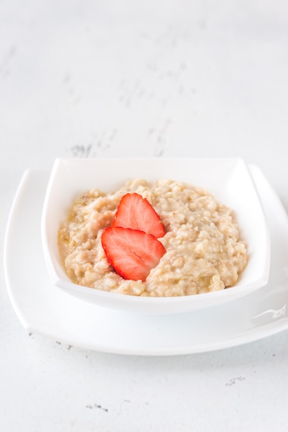 Foto tazón de avena con fresas frescas