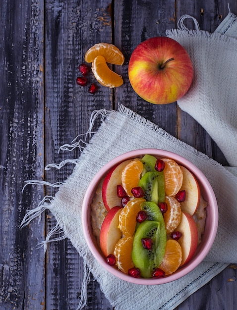 Tazón de avena con frutas