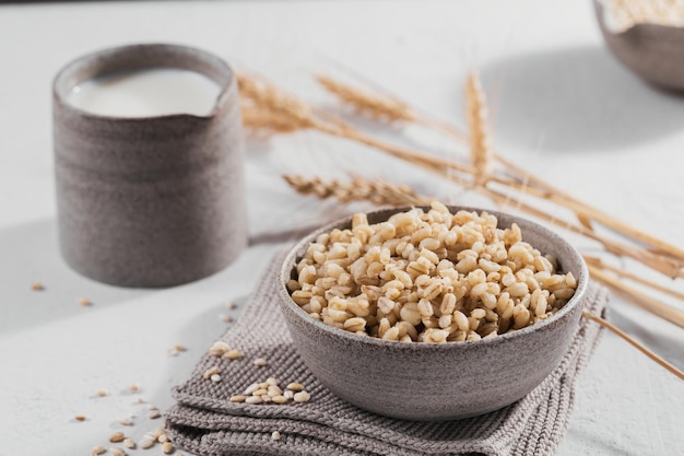 Tazón de avena de granos de cebada pelados cocidos