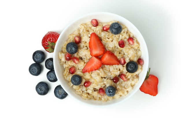 Tazón de avena con ingredientes sabrosos aislado sobre fondo blanco.