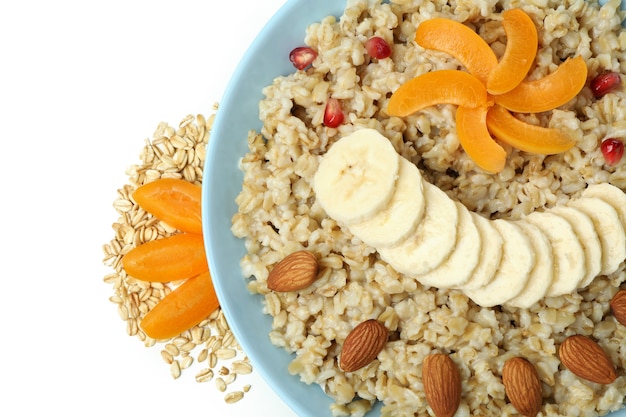 Tazón de avena con ingredientes sabrosos aislado sobre fondo blanco.