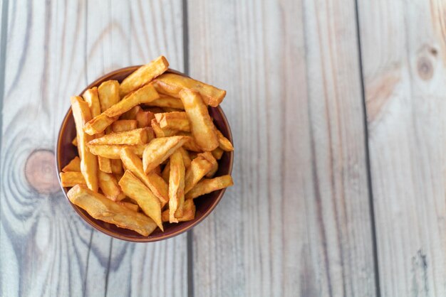 Un tazón de batatas fritas en un tazón